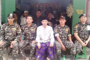 Anggota Banser berfoto bersama